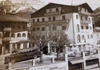23) Cortina - Fine anni '50. La corriera sosta davanti all'hotel Ancora..jpg