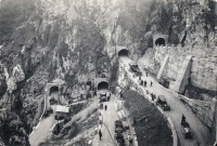 11) anni ‘30- sosta forzata di automezzi lungo i tornanti del Passo San Boldo..jpg
