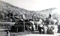 5) trasbordo di merci dal pullman Fiat 62 al Bianchi Mediolanum entrambi della Da Rolt, al bivio di Cornei;.jpg