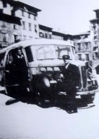 8) lo stesso autista posa per un’altra foto-ricordo durante una sosta;.jpg