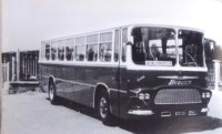4) anno 1960; alla stazione di Belluno sosta l’autocorriera Fiat 306, carrozzata Sicca, della Buzzatti;.jpg