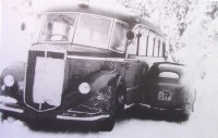 15) Anni '50. Incidente tra l'autocorriera Lancia 3RO della ditta Buzzatti e la Fiat 1100 del medico condotto di Agordo.jpg
