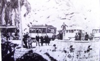 18) Anni '20. Incrocio fra autocorriere in località I CASTEI lungo la strada agordina.jpg
