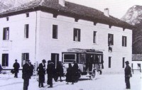 19) Anni '20. Automezzo SPA _Corto- in sosta davanti alla stazione ferroviaria di Agordo.jpg