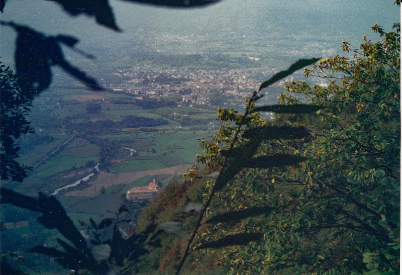 Inquadratura particolare di San Vittore dalla Maraschera, piccola casera sul Miesna, sullo scosceso lato sud (100).jpg