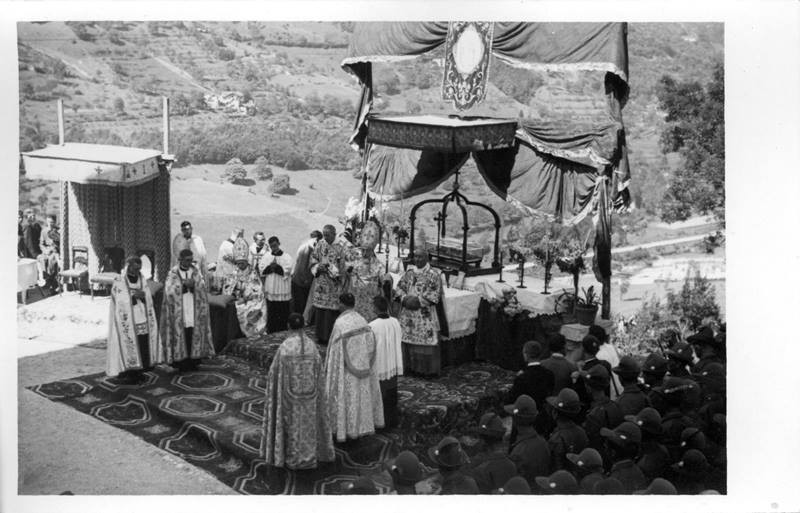 Riesumazione resti SS. Martiri Vittore e Corona 20 giugno 1943.jpg