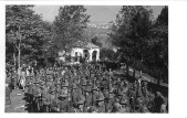 La bara di vetro con i sacri resti dei Martiri è accompagnata da un plotone di Alpini e da rappresentanti di altre forze d’Armi (aviazione, marina, artiglieria). Foto Dal Ponte – Feltre.jpg