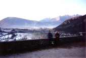 27) Dicembre 1991. Santuario di San Vittore e Corona - Mamma Rita e nipote Ivan con panorama su Feltre... brrr. ....jpg