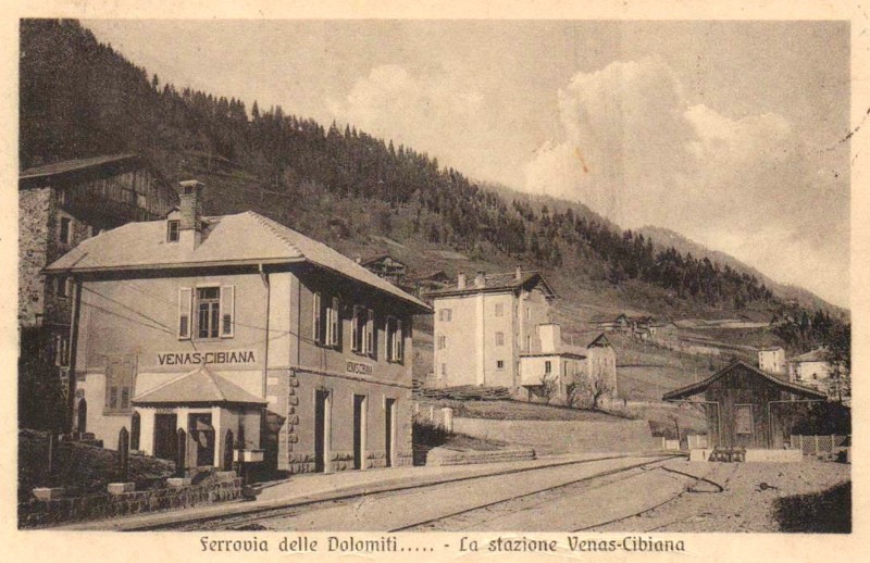 68b) Ferrovia delle Dolomiti - La stazione di Venas-Cibiana..jpg