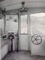 5a) Strumentazione di guida di una Elettromotrice SFD a Cortina. Il pedale sul pavimento era il cosiddetto -Uomo morto- il macchinista in piedi schiacciava il pedale per dar corrente..jpg