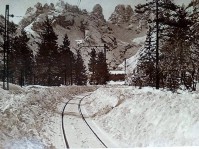 27g) La ferrovia delle dolomiti passava in un paesaggio fiabesco..jpg
