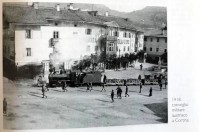 29h) Coinvoglio militare austrico in transito nel centro del paese. 1918..jpg