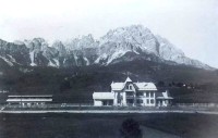 31c) La Stazione ferroviaria di Cortina della Ferrovia Dolomiti nel 1923. In quella zona di Cortina solo il Fabbricato Viaggiatori e la rimessa per le locomotive a vapore..jpg