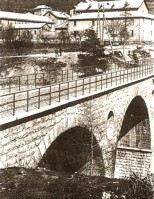33) Un ponte ferroviario in muratura a Tai di Cadore serviva per sorpassare la strada di Alemagna; il convoglio giungeva alla fermata di Tai, dopo superava la strada..jpg