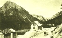 40a) Fiames, dopo Cortina il trenino proseguiva il suo viaggio in direzione di Dobbiaco; dopo la fermata di Codivilla s’incontrava il canalone sotto il Col Rosà.jpg