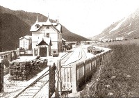 43a) Con lo sfondo maestoso delle Dolomiti, soprattutto i monti Rocchetta e le Tofane, il viaggio proseguiva incontrando le stazioni di Vodo, Borca e San Vito di Cadore..jpg