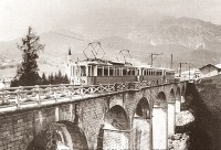 45a) L’elettromotrice 005 venne testata il giorno successivo, nella foto la si vede varcare il bellissimo ponte del Bigontina. Anno 1929..jpg