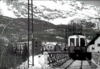 45c) 1954 Cortina d'Ampezzo Viadotto Bigontina Elettromotrice in transito verso Calalzo.jpg