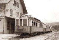 47a) ancora al km 64+913, la Stazione di Dobbiaco, ai tempi d'esercizio della linea, con un convoglio in sosta sul 1° binario, in attesa di partire verso Cortina e Calalzo..jpg