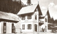 57b) Seguendo la valle del fiume Felizon il treno giungeva alla stazione di Ospitale (1474 m.s.l.m.). Foto da cartolina d’epoca..jpg
