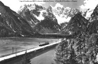 60a) Il trenino delle Dolomiti sul Lago di Landro.jpg