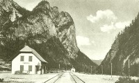 60b) A questo punto si costeggiava il lago di Ladro sino alla fermata omonima con splendida visuale sulle Tre Cime di Lavaredo. Il treno costeggiava il torrente Rienza.jpg