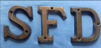 95) Il logo della Società Ferrovia Dolomiti che stava sulle carrozze del trenino..jpg
