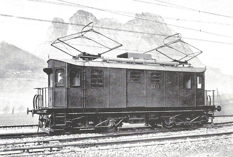 45 La stazione di Agordo locomotore con le Pale di San Lucano.jpg