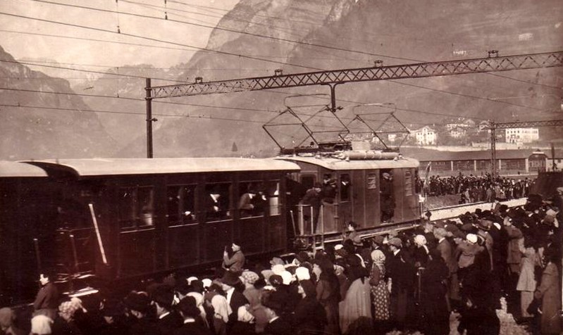 2) L’ 11 gennaio 1925 la linea iniziò il servizio regolare con treni viaggiatori, composti di carrozze a due assi e terrazzini. I treni merci di minerali erano composti a Le Campe..jpg