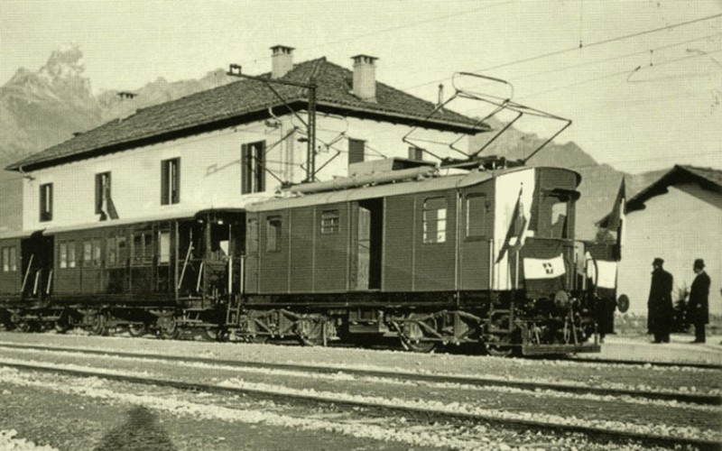 3) L'11 gennaio 1925 la linea iniziò il servizio regolare con tre coppie giornaliere di treni viaggiatori, composti di carrozze a due assi e terrazzini con posti di 1 e 3 classe..JPG