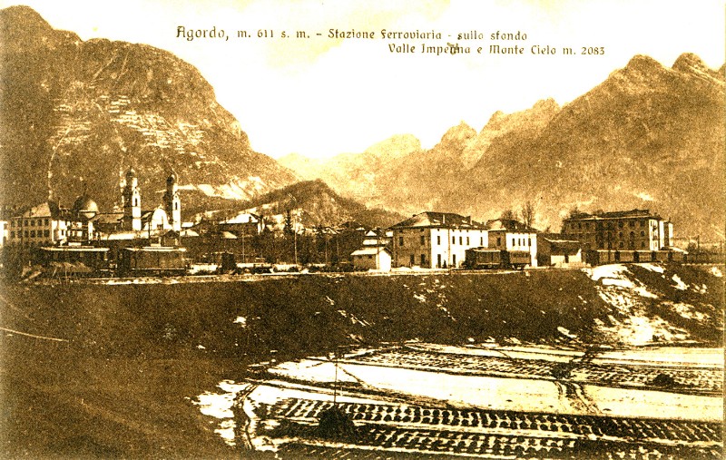 5d) Agordo - Stazione ferroviaria, sullo sfondo Valle Imperina e Monte Celo m. 2083..jpg