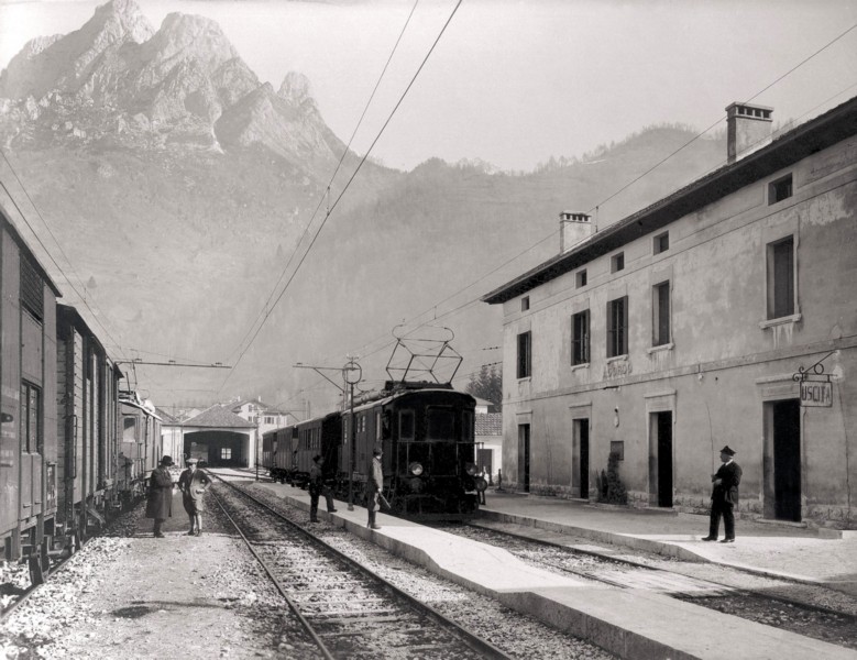8) - La  Stazione ferroviaria  di AGORDO vista dalla parte dei binari. E la corriera si fermava per far passare il treno..jpg