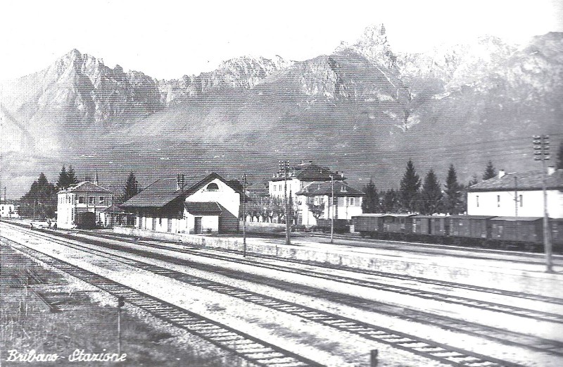 02 Stazione di Bribano raccordo ferroviario tra la tratta Padova - Calalzo delle ferrovie dello stato e la nuova ferrovia Agordina realizzata a scartamento nornale.jpg