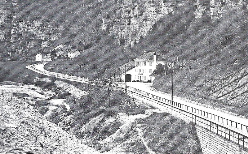 12 Località La Stanga con l'antico albergo Alla Stanga ove un tempo avveniva il cambio dei cavalli per diligenze che risalivano la valle del Cordevole.jpg