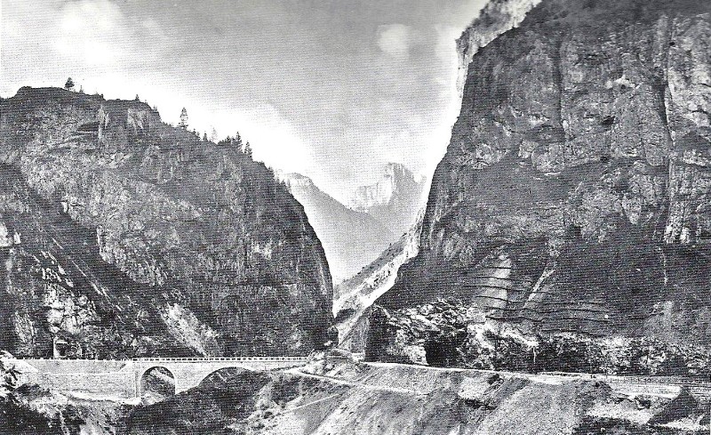 21 La gola dei Castei toponimo derivato dal castello che fin dai tempi antichi presidiava la valle dall'alto del roccione a sinistra sovrastante il ponte stradale.jpg