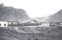 39 Agordo la stazione ferroviaria e chiesa arcipretale.jpg