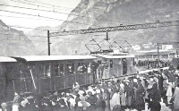 41 Agordo folle festante all'arrivo del treno inaugurale 11 gennaio 1925.jpg