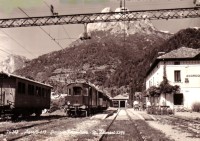 5a) La stazione terminale di Agordo, con un treno passeggeri fermo sul secondo binario. In testa la locomotiva Lb2.jpg