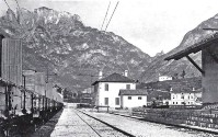 5c) Stazione di Agordo. Si vede il vecchio albergo Galassi, poi Fant,quando non aveva ancora la terrazza coperta..jpg