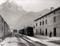 8) - La  Stazione ferroviaria  di AGORDO vista dalla parte dei binari. E la corriera si fermava per far passare il treno..jpg
