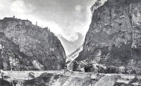 21 La gola dei Castei toponimo derivato dal castello che fin dai tempi antichi presidiava la valle dall'alto del roccione a sinistra sovrastante il ponte stradale.jpg