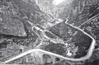 22 La gola dei Castei vista dal sito dell'antico castello luogo ove in seguito sorse il Forte di San Martino.jpg