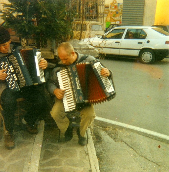 13-Elder e Toni subit alla festa della befana a San Gregorio.jpg