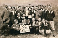 08-Oreste dei bini suona alla festa della classe 1921 dei giovani (di allora) di San Gregorio.jpg