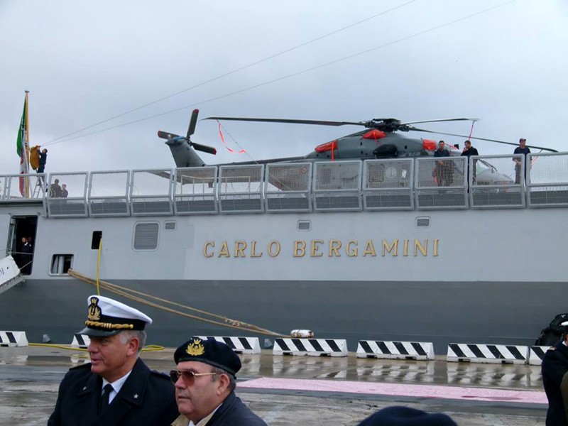 91) Nuova Carlo Bergamini con SH90 sul ponte di volo a poppa F590 - 16-10-2013 Ancona..jpg