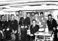 173) Nave Bergamini, il comandante premia un evento sportivo. Anno 1977..jpg