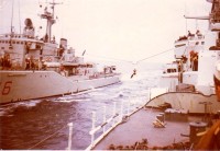 206) Esercitazione tra nave Bergamini e un'altra della flotta con trasbordo di persona 1967-68..jpg