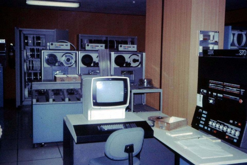 03..- Anni '70 Calcolatore Mainframe IBM 370-148 con ben 512K di memoria RAM a quei tempi + console 3219 + unità a nastri magnetici 3420.jpg