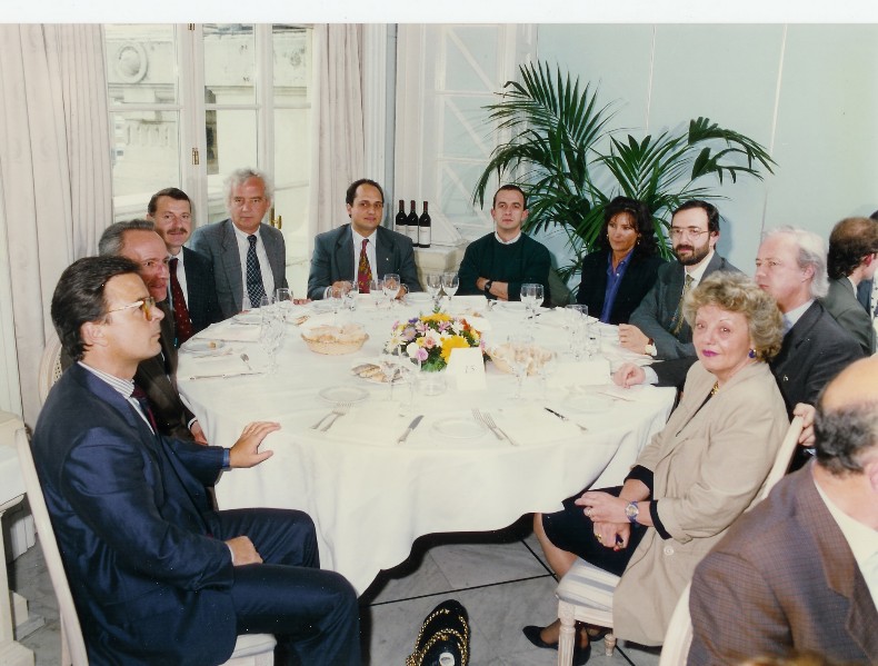31a) Pranzo di lavoro Galbani al'hotel Gallia anni '80. Da sn Sandro Smerzini, ........., Luciano Cassol, Alfredo Torreggiani, Mario Basso,Antonello Alfreducc , Dall'Asta, Scaramuzza (Belgio), Donata Ubbiali.jpg