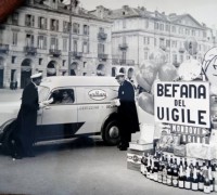 30) Al volante il padre del nostro mitico Rossanino depositario di Cuneo..piazza mercato in Cuneo.jpg